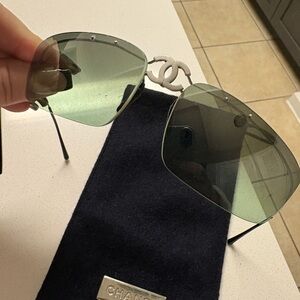Chanel foldable sunglasses

Amazing Chanel folding logo sunglasses.